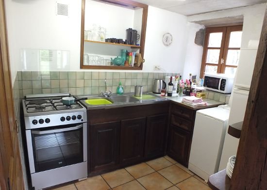 La cuisine est semi-séparée du séjour Salle à manger - coin cuisine